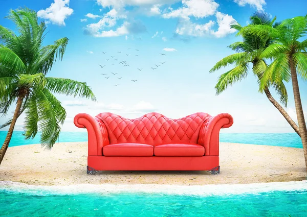 Reisekonzept Das Sofa Liegt Auf Einer Einsamen Insel Mitten Meer — Stockfoto