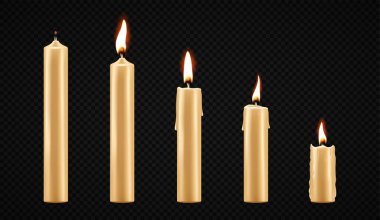 Şeffaf arkaplanda izole edilmiş gerçekçi yanan mumlar kümesi