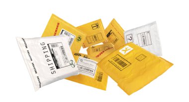 Beyaz arkaplanda posta paketleri. 3d illüstrasyon