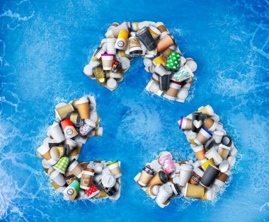 Eko konsepti. Kahve fincanları su arka planında geri dönüşüm işareti şeklinde.