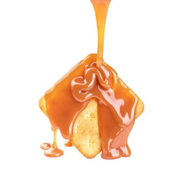 Beyaz arka planda karamel serpiştirilmiş kurabiyeler.