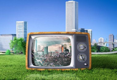Kirlilik konsepti. Eski bir televizyonun ekranındaki çöplerle dolu bir şehir temiz bir şehrin arka planına karşı..