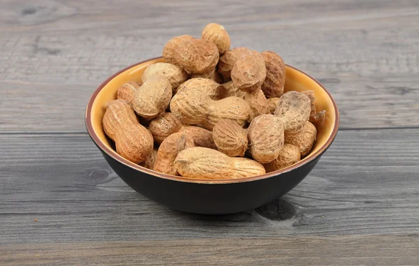 Amendoins em madeira — Fotografia de Stock