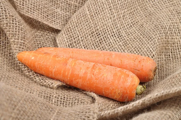 Zanahorias sobre yute —  Fotos de Stock
