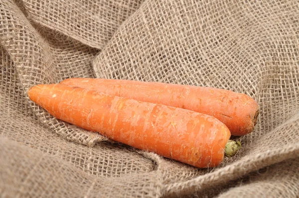 Morötter på jute — Stockfoto