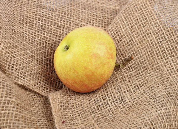 Apple op jute — Stockfoto