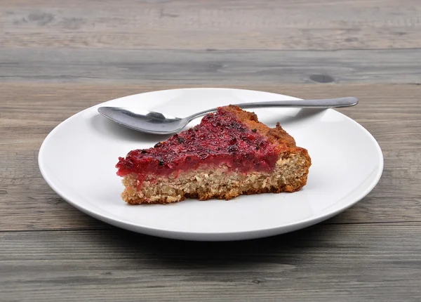 Red currant cake on wood — Stock Photo, Image