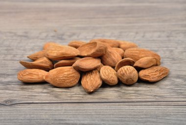 ahşap üzerine badem