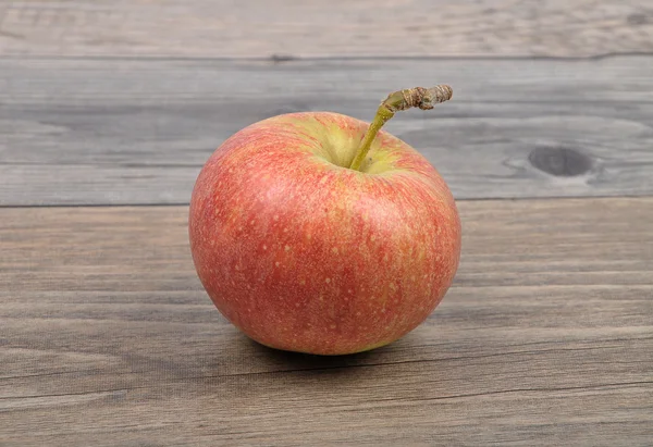 Manzana sobre madera — Foto de Stock
