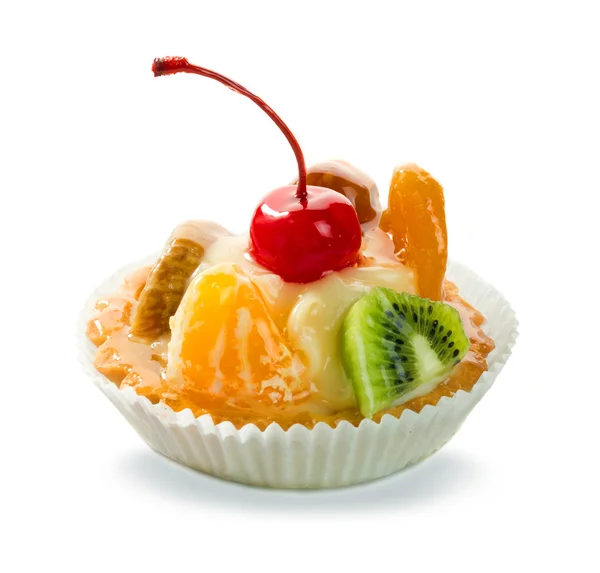 Délicieuse pâtisserie aux fruits caramélisés et crème isolée — Photo