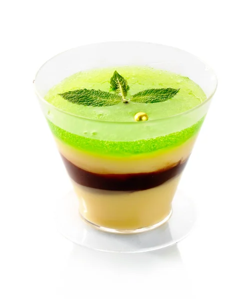 Gelatina di frutta fresca con menta verde isolata — Foto Stock