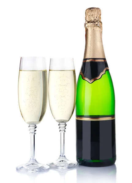 Dvě sklenice šampaňského a láhev izolovaných na bílém — Stock fotografie