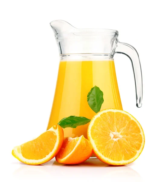 Orangensaft in Krug und Orangen. Stockbild