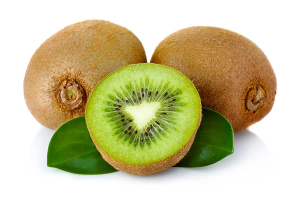 Fruta kiwi fresca com folhas verdes isoladas em branco — Fotografia de Stock