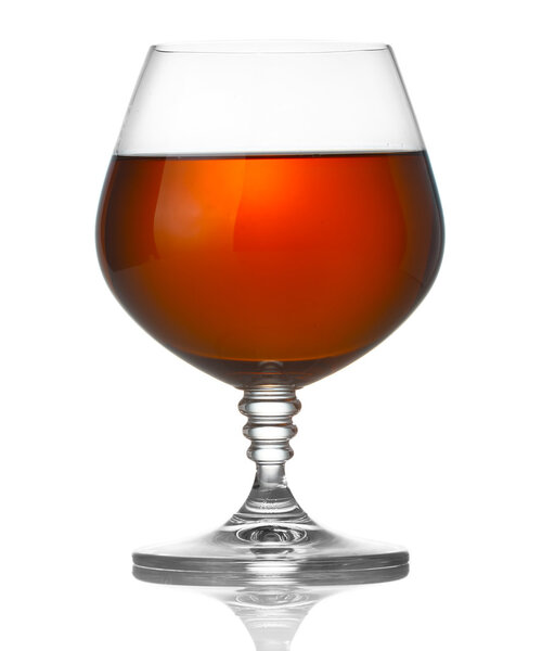 Стакан бренди изолирован на белом
