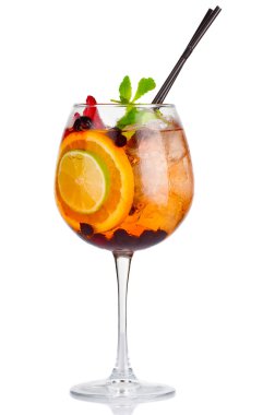 alkol taze nane ve meyve karışımı izole kokteyl