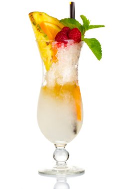 alkol meyve dilimleri, çilek ve nane yaprakları ile kokteyl