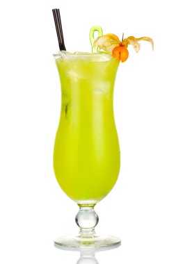 Yeşil alkol ile physalis meyveleri izole kokteyl