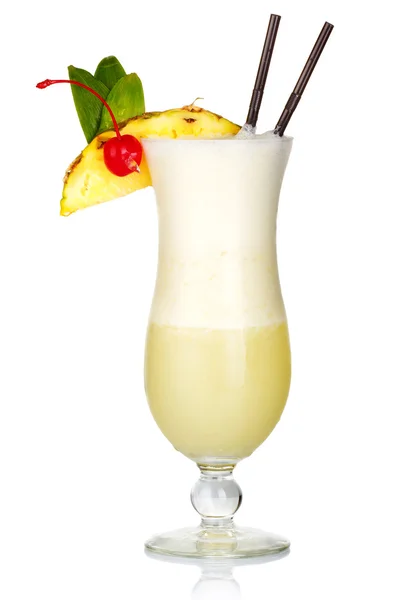 Coquetel de álcool com leite e frutas fatias isoladas em branco — Fotografia de Stock