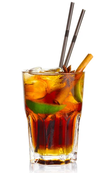 Cóctel de alcohol con rodajas de frutas de lima y especias aisladas — Foto de Stock