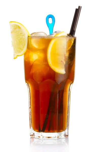 Cóctel de alcohol con rodajas de frutas de limón aisladas en blanco —  Fotos de Stock