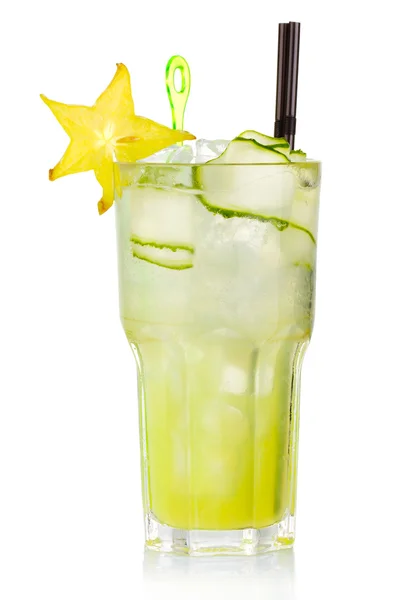 Groene alcohol cocktail met carabola en komkommer plakjes isoleren — Stockfoto