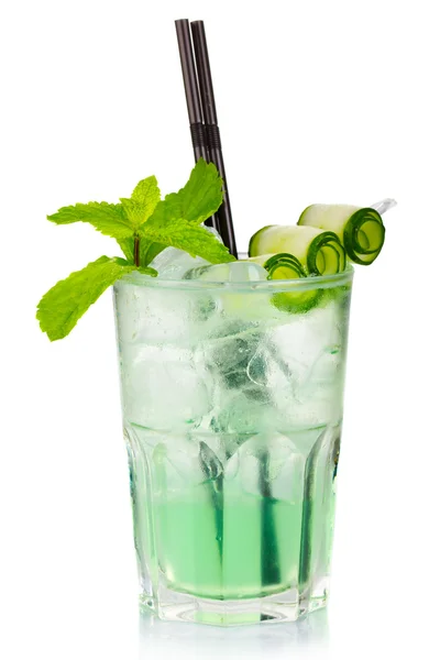 Cocktail d'alcool vert à la menthe fraîche et tranches de concombre isola — Photo