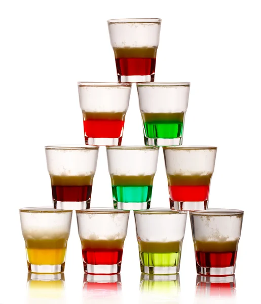 Piramide van korte gekleurde alcohol cocktails geïsoleerd op wit — Stockfoto