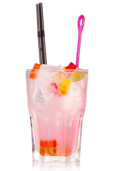 Cóctel de alcohol rosa con caramelos de oso gomoso aislados en blanco — Foto de Stock