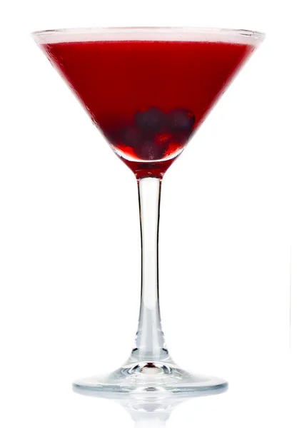 Geschnitten Alkohol-Cocktail mit Johannisbeeren isoliert auf weiß — Stockfoto