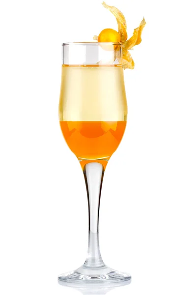 Cocktail d'alcool tranché avec baie de physalis isolé — Photo