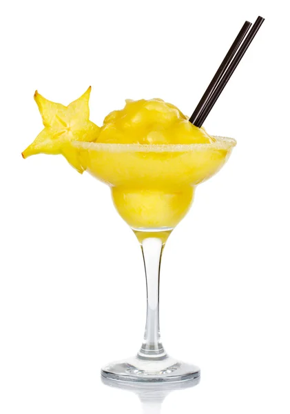 Žlutá alkoholu koktejl s ovocné ledové rozdrtit a karamboly řezy — Stock fotografie
