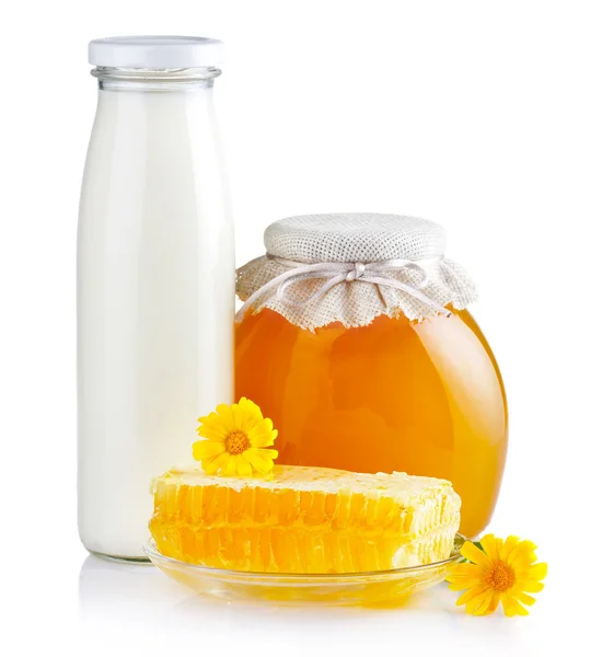 Dzbanek z oleju słonecznikowego na białym tle — Zdjęcie stockowe