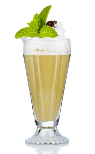 Cóctel de café con crema y menta fresca aislada en blanco — Foto de Stock