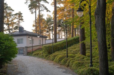 Deniz kenarındaki bir parktaki kulübede.