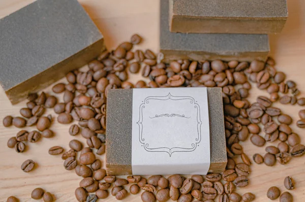 Natürliche Handgemachte Seife Aromatisches Kosmetiköl Kaffeebohnen Auf Rustikalem Holzgrund — Stockfoto
