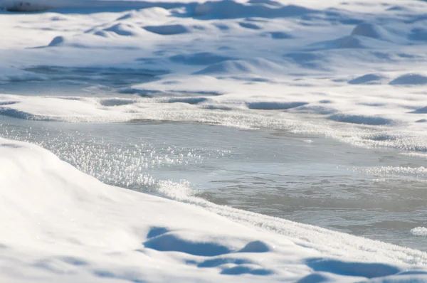 El río congelado con hielo y heladas de cerca —  Fotos de Stock