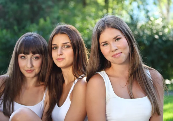 Hermosas chicas jóvenes en el verde parque de verano —  Fotos de Stock