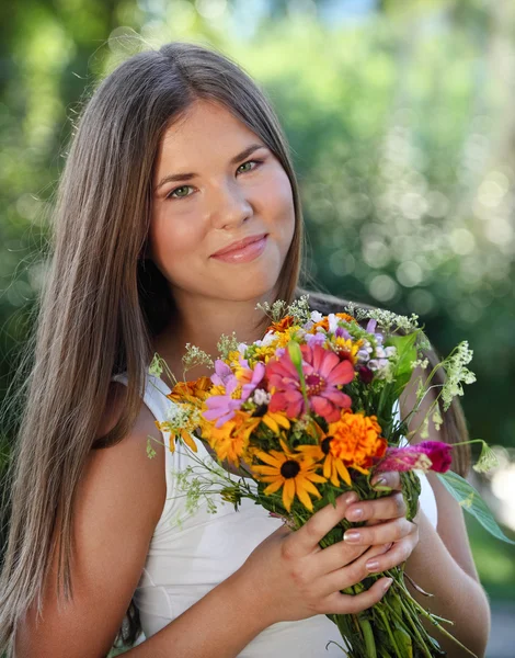 Beautiful young girl in summer park — Stock Photo, Image
