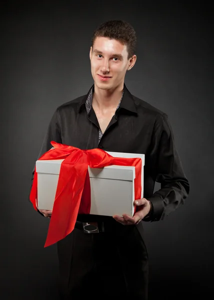 Šťastný mladý muž s dárek — Stock fotografie