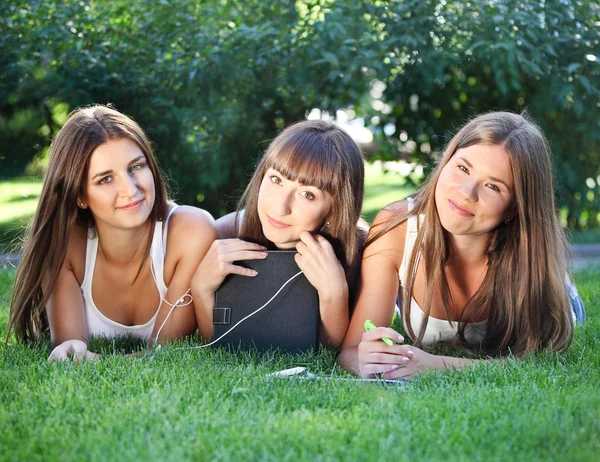 Jovens felizes com um computador tablet — Fotografia de Stock