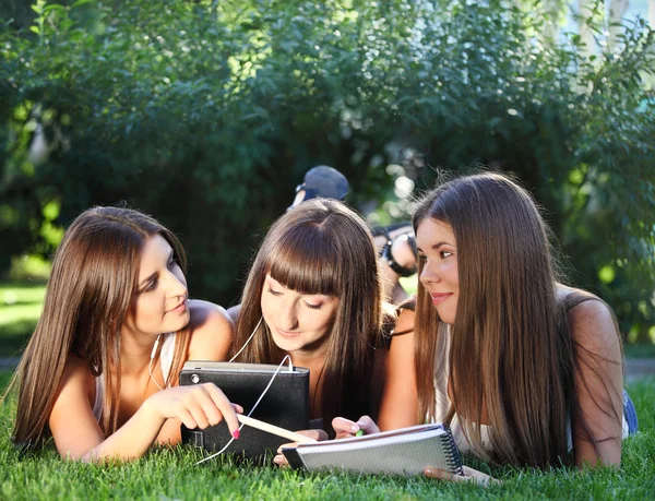 Счастливые молодые девушки с помощью планшетного компьютера — стоковое фото