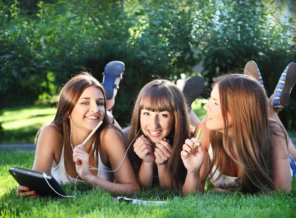 Jovens felizes com um computador tablet — Fotografia de Stock