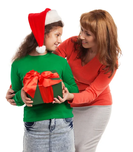 Счастливый ребенок и мама с рождественским подарком — стоковое фото