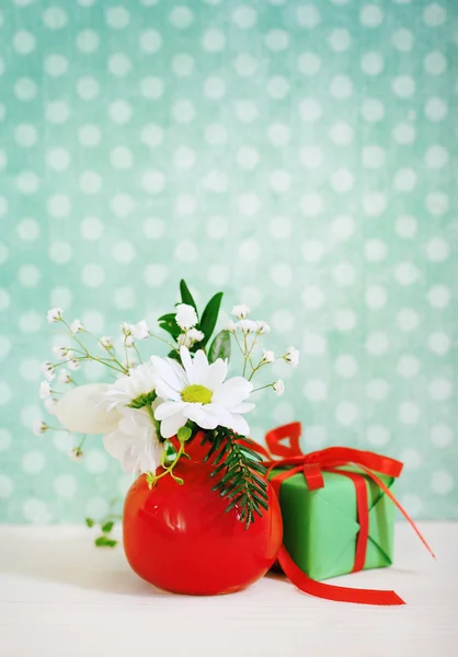 Bouquet of winter flowers with present — Stock Photo, Image