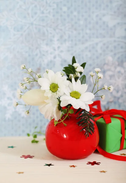 Bouquet of winter flowers with present — Stock Photo, Image