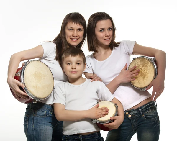 Счастливая улыбающаяся мама с детьми с барабанами — стоковое фото