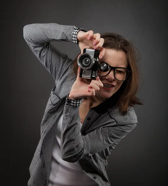Portret van de tiener meisje met oude camera — Stockfoto