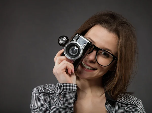 Retrato de la chica adolescente con cámara vieja — Foto de Stock