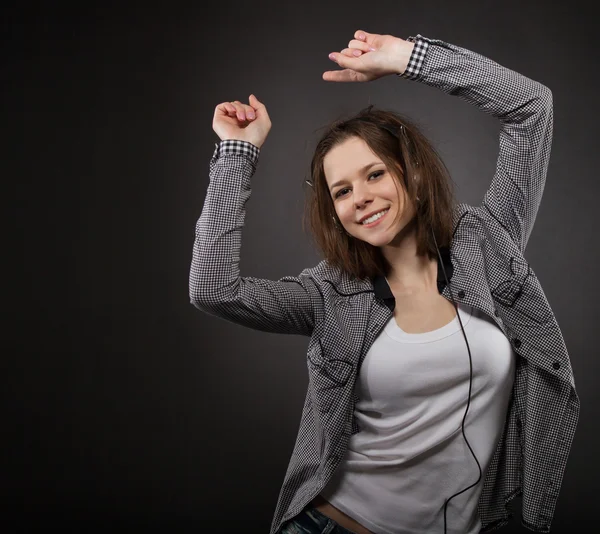 Portret van de dansende meisje hoofdtelefoon dragen — Stockfoto